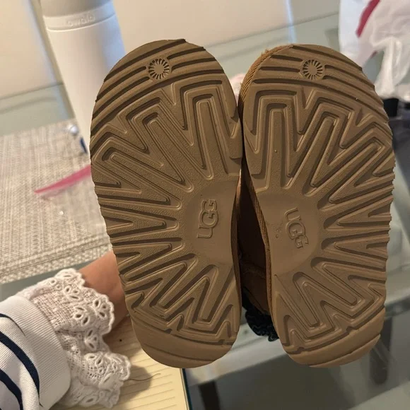 Girl’s Bow Uggs - Picture 7 of 7